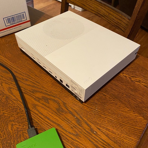 Xbox one s with disc slot for 4K game and Blu-ray - Picture 2 of 7